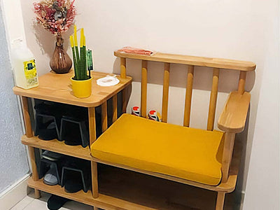 Hardal sarısı minderli ahşap bench ve altındaki ayakkabı gözleri