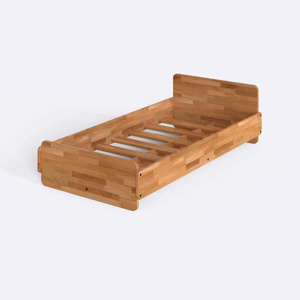 Rory Tek Kişilik Karyola 100 x 200 cm, %100 masif kayın, doğal ahşap dokusu, beyaz zeminde üç çeyrek açıdan stüdyo çekimi