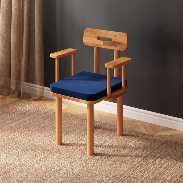 Classic Sandalye, lacivert kadife döşeme, masif kayın gövde, ev ortamında kullanım görünümü