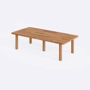 Suin Orta Sehpa 120 x 58 cm, %100 masif kayın, doğal ahşap dokusu, beyaz zeminde üç çeyrek açıdan stüdyo çekimi