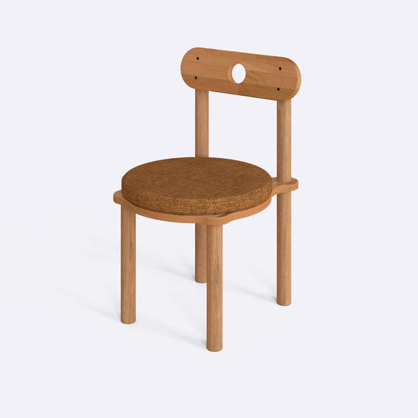 Novi Sandalye, badem keten döşeme, masif kayın gövde, beyaz zeminde üç çeyrek açıdan çekim