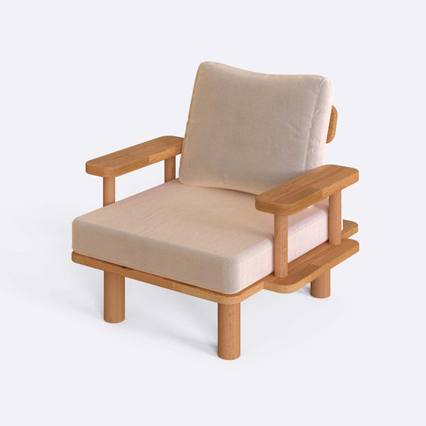 Ola Çocuk Koltuğu, ekru kadife döşeme, masif kayın gövde, beyaz zeminde üç çeyrek açıdan stüdyo çekimi