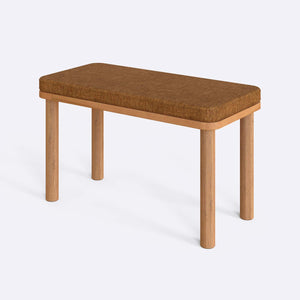 Dorrin Bench 80 x 38 cm, badem keten döşeme, masif kayın gövde, beyaz zeminde üç çeyrek açıdan çekim