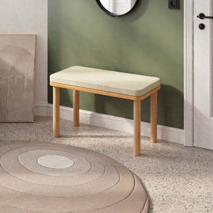 Dorrin Bench 80 x 38 cm, kum keten döşeme, masif kayın gövde, ev ortamında kullanım görünümü