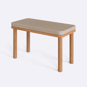 Dorrin Bench 80 x 38 cm, ekru keten döşeme, masif kayın gövde, beyaz zeminde üç çeyrek açıdan çekim