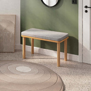 Dorrin Bench 80 x 38 cm, gri keten döşeme, masif kayın gövde, ev ortamında kullanım görünümü