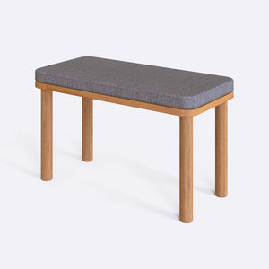 Dorrin Bench 80 x 38 cm, gri keten döşeme, masif kayın gövde, beyaz zeminde üç çeyrek açıdan çekim