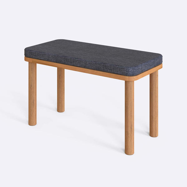 Dorrin Bench 80 x 38 cm, kül keten döşeme, masif kayın gövde, beyaz zeminde üç çeyrek açıdan çekim
