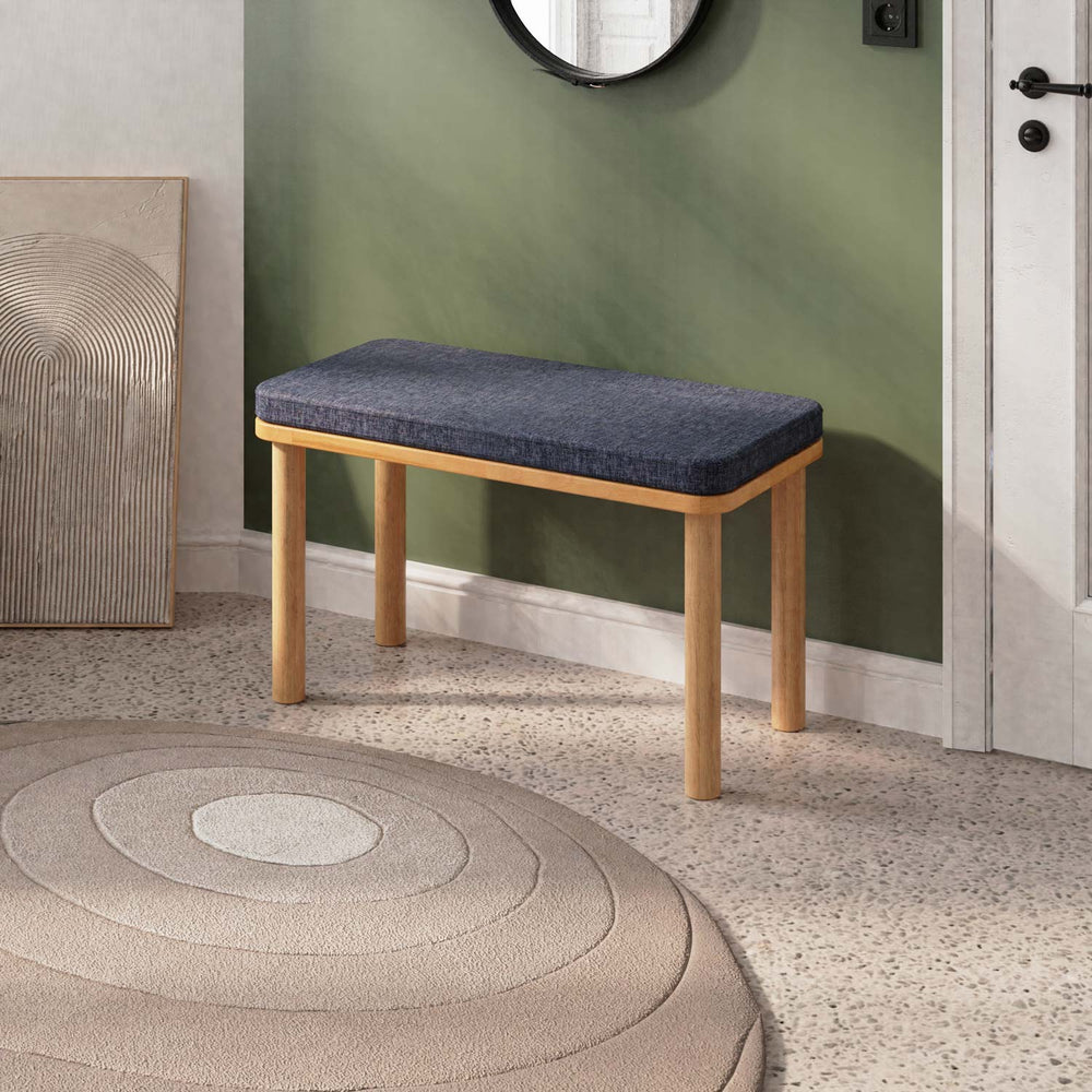 Dorrin Bench 80 x 38 cm, lacivert keten döşeme, masif kayın gövde, ev ortamında kullanım görünümü