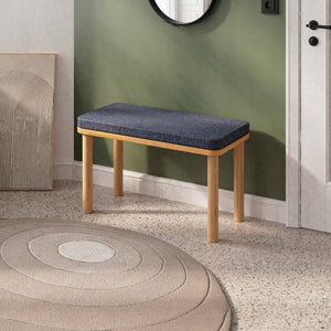 Dorrin Bench 80 x 38 cm, lacivert keten döşeme, masif kayın gövde, ev ortamında kullanım görünümü