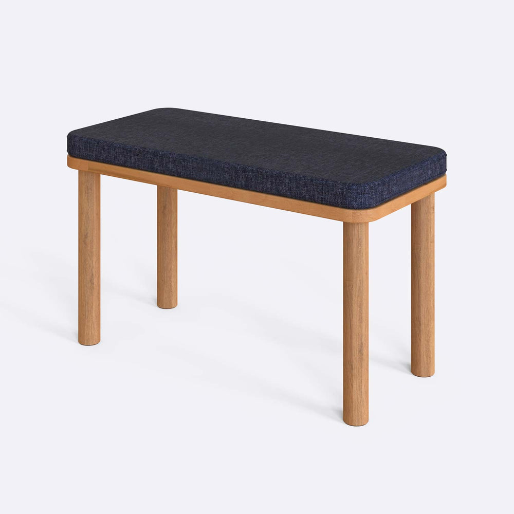 Dorrin Bench 80 x 38 cm, lacivert keten döşeme, masif kayın gövde, ev ortamında kullanım görünümü