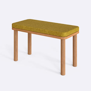 Dorrin Bench 80 x 38 cm, sarı keten döşeme, masif kayın gövde, beyaz zeminde üç çeyrek açıdan çekim