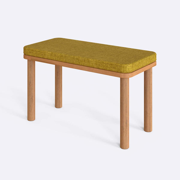 Dorrin Bench 80 x 38 cm, sarı keten döşeme, masif kayın gövde, beyaz zeminde üç çeyrek açıdan çekim