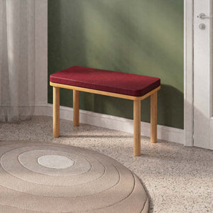 Dorrin Bench 80 x 38 cm, bordo keten döşeme, masif kayın gövde, ev ortamında kullanım görünümü