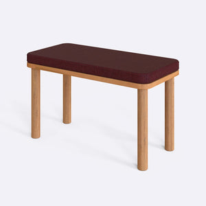 Dorrin Bench 80 x 38 cm, bordo keten döşeme, masif kayın gövde, beyaz zeminde üç çeyrek açıdan çekim