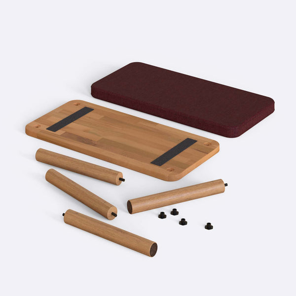 Dorrin Bench 80 x 38 cm, bordo keten döşeme, masif kayın gövde, beyaz zeminde önden stüdyo çekimi