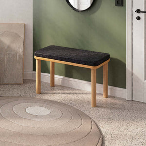 Dorrin Bench 80 x 38 cm, siyah keten döşeme, masif kayın gövde, ev ortamında kullanım görünümü