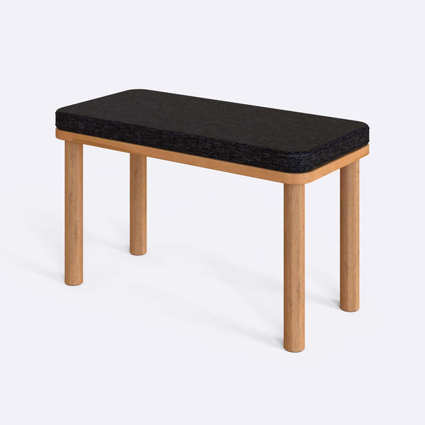 Dorrin Bench 80 x 38 cm, siyah keten döşeme, masif kayın gövde, beyaz zeminde üç çeyrek açıdan çekim