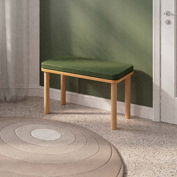 Dorrin Bench 80 x 38 cm, yeşil keten döşeme, masif kayın gövde, ev ortamında kullanım görünümü