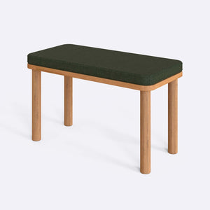 Dorrin Bench 80 x 38 cm, yeşil keten döşeme, masif kayın gövde, beyaz zeminde üç çeyrek açıdan çekim