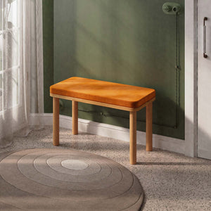 Dorrin Bench 80 x 38 cm, badem kadife döşeme, masif kayın gövde, ev ortamında kullanım görünümü