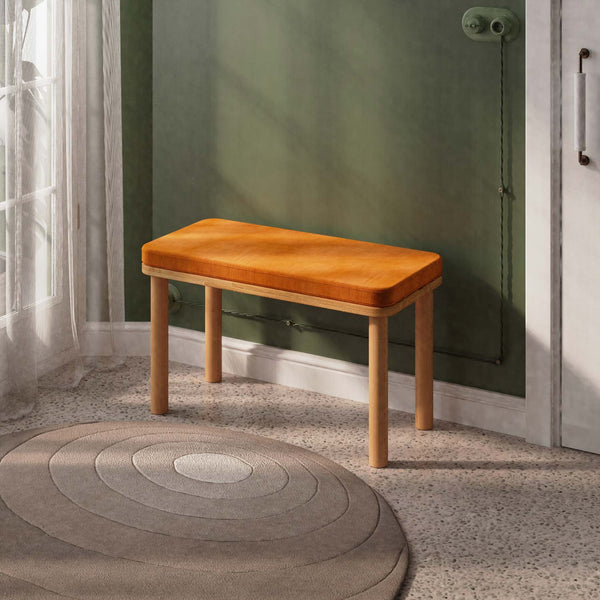 Dorrin Bench 80 x 38 cm, badem kadife döşeme, masif kayın gövde, ev ortamında kullanım görünümü