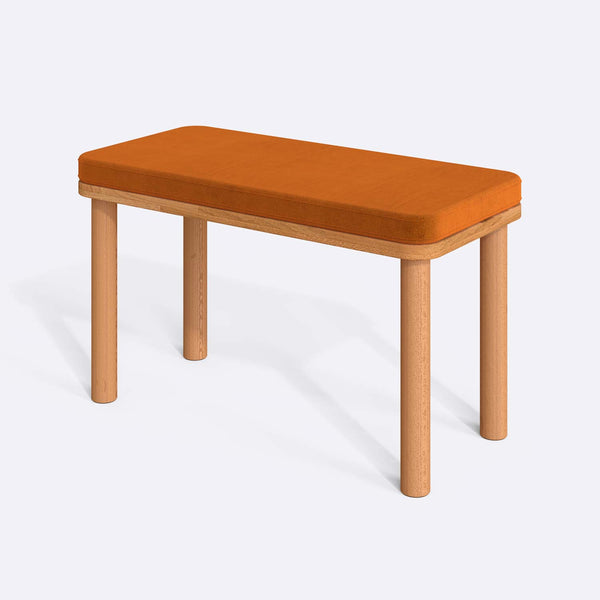 Dorrin Bench 80 x 38 cm, badem kadife döşeme, masif kayın gövde, beyaz zeminde üç çeyrek açıdan çekim