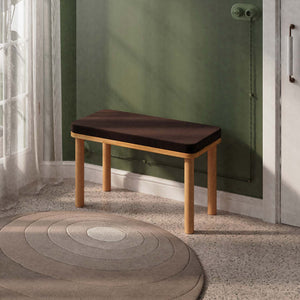 Dorrin Bench 80 x 38 cm, kahve kadife döşeme, masif kayın gövde, ev ortamında kullanım görünümü