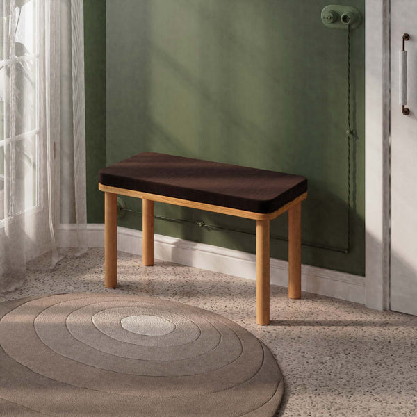 Dorrin Bench 80 x 38 cm, kahve kadife döşeme, masif kayın gövde, ev ortamında kullanım görünümü