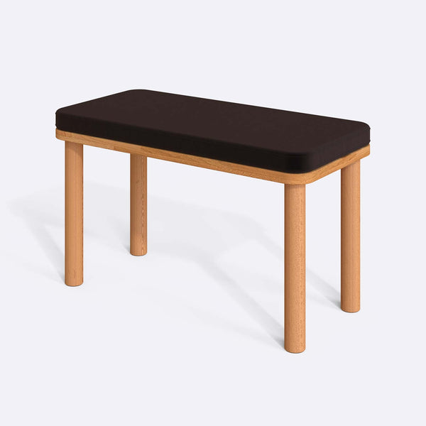 Dorrin Bench 80 x 38 cm, kahve kadife döşeme, masif kayın gövde, beyaz zeminde üç çeyrek açıdan çekim