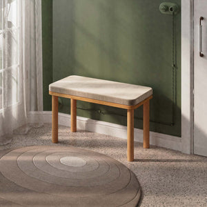Dorrin Bench 80 x 38 cm, kum kadife döşeme, masif kayın gövde, ev ortamında kullanım görünümü