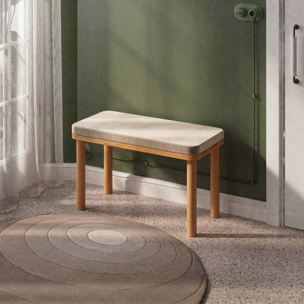 Dorrin Bench 80 x 38 cm, kum kadife döşeme, masif kayın gövde, ev ortamında kullanım görünümü