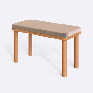 Dorrin Bench 80 x 38 cm, kum kadife döşeme, masif kayın gövde, beyaz zeminde üç çeyrek açıdan çekim