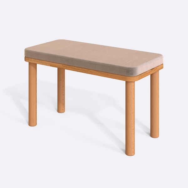 Dorrin Bench 80 x 38 cm, kum kadife döşeme, masif kayın gövde, beyaz zeminde üç çeyrek açıdan çekim
