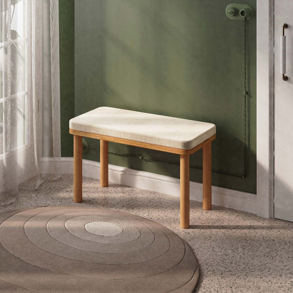 Dorrin Bench 80 x 38 cm, ekru kadife döşeme, masif kayın gövde, ev ortamında kullanım görünümü