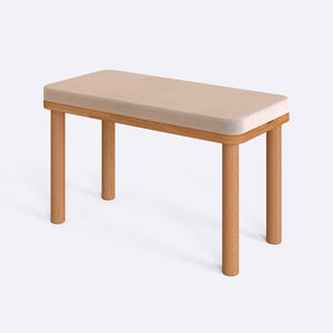 Dorrin Bench 80 x 38 cm, ekru kadife döşeme, masif kayın gövde, beyaz zeminde üç çeyrek açıdan çekim