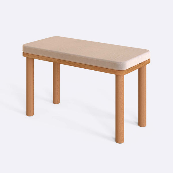 Dorrin Bench 80 x 38 cm, ekru kadife döşeme, masif kayın gövde, beyaz zeminde üç çeyrek açıdan çekim