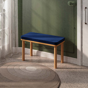 Dorrin Bench 80 x 38 cm, lacivert kadife döşeme, masif kayın gövde, ev ortamında kullanım görünümü