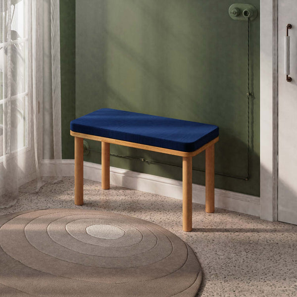 Dorrin Bench 80 x 38 cm, lacivert kadife döşeme, masif kayın gövde, ev ortamında kullanım görünümü