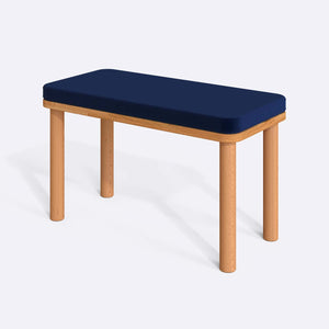 Dorrin Bench 80 x 38 cm, lacivert kadife döşeme, masif kayın gövde, beyaz zeminde üç çeyrek açıdan çekim