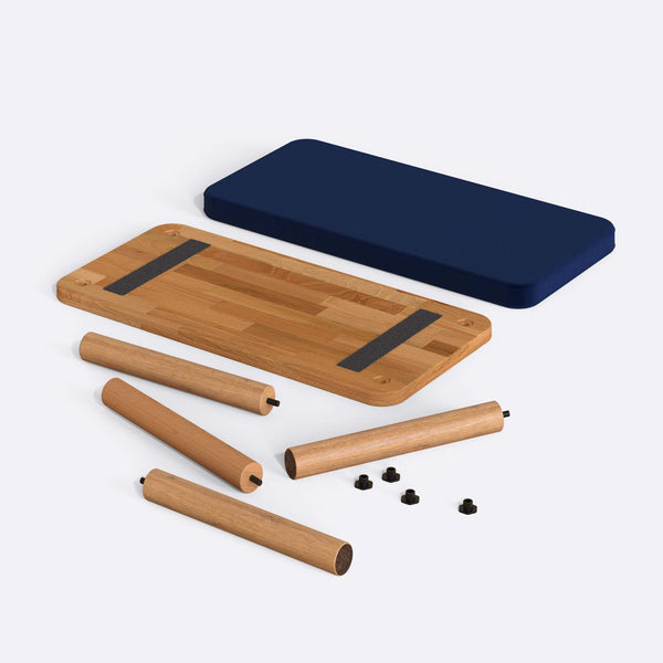 Dorrin Bench 80 x 38 cm, lacivert kadife döşeme, masif kayın gövde, beyaz zeminde önden stüdyo çekimi