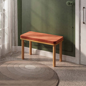 Dorrin Bench 80 x 38 cm, somon kadife döşeme, masif kayın gövde, ev ortamında kullanım görünümü