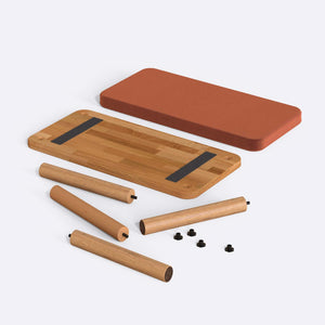 Dorrin Bench 80 x 38 cm, somon kadife döşeme, masif kayın gövde, beyaz zeminde önden stüdyo çekimi