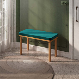 Dorrin Bench 80 x 38 cm, petrol kadife döşeme, masif kayın gövde, ev ortamında kullanım görünümü