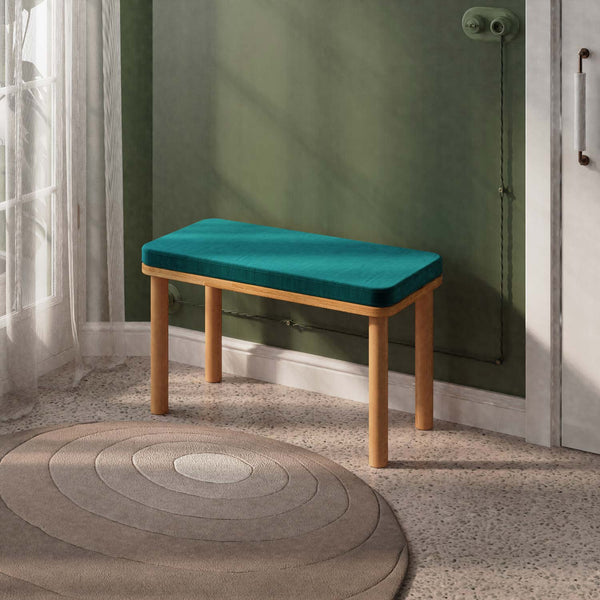 Dorrin Bench 80 x 38 cm, petrol kadife döşeme, masif kayın gövde, ev ortamında kullanım görünümü