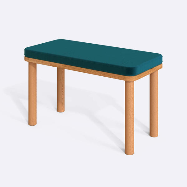 Dorrin Bench 80 x 38 cm, petrol kadife döşeme, masif kayın gövde, beyaz zeminde üç çeyrek açıdan çekim