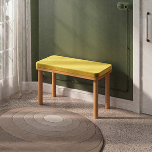 Dorrin Bench 80 x 38 cm, sarı kadife döşeme, masif kayın gövde, ev ortamında kullanım görünümü