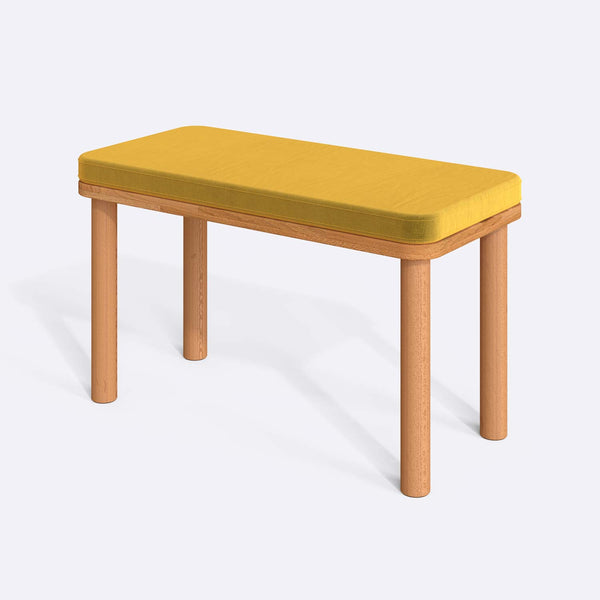 Dorrin Bench 80 x 38 cm, sarı kadife döşeme, masif kayın gövde, beyaz zeminde üç çeyrek açıdan çekim