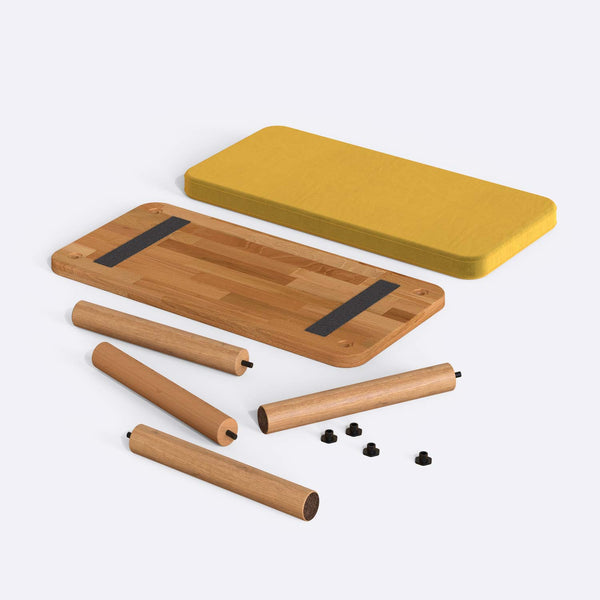 Dorrin Bench 80 x 38 cm, sarı kadife döşeme, masif kayın gövde, beyaz zeminde önden stüdyo çekimi