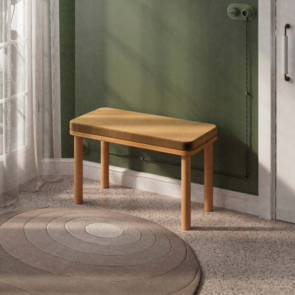 Dorrin Bench 80 x 38 cm, vizon kadife döşeme, masif kayın gövde, ev ortamında kullanım görünümü